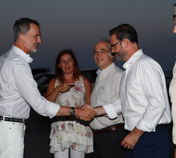 Don Felipe es saludado por el Alcalde de Palma, José Hila